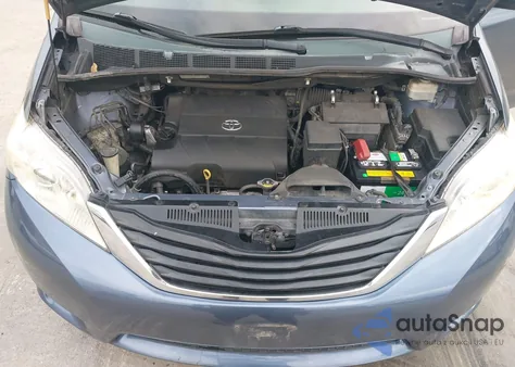 2013 Toyota Sienna Le V6 8 Passenger z USA, uszkodzony, nr VIN 5TDKK3DC9DS335124